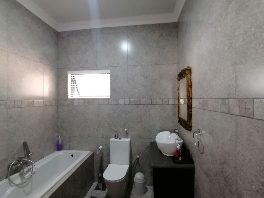 6 Bedroom Property for Sale in Wilkoppies North West